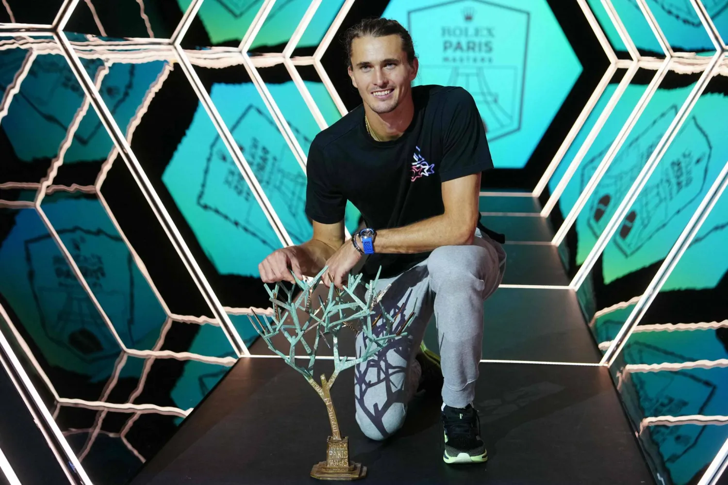 ألكسندر زفيريف يحتفل بلقب بطولة باريس (أ.ف.ب)