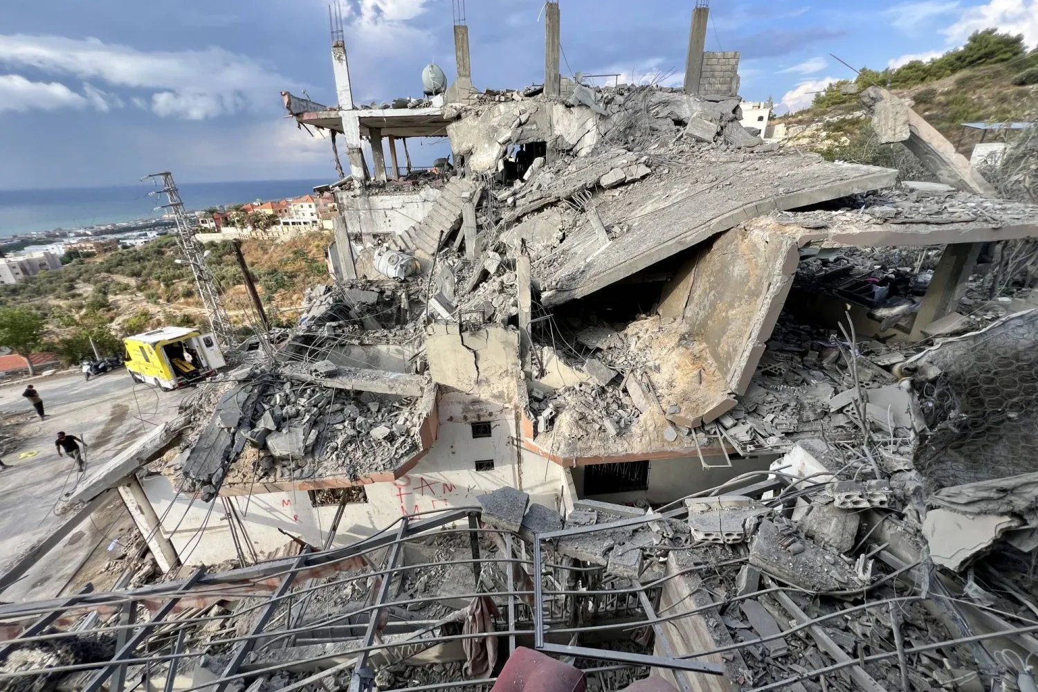 İsrail'in Güney Lübnan'a düzenlediği hava saldırılarının yol açtığı yıkımdan (DPA)