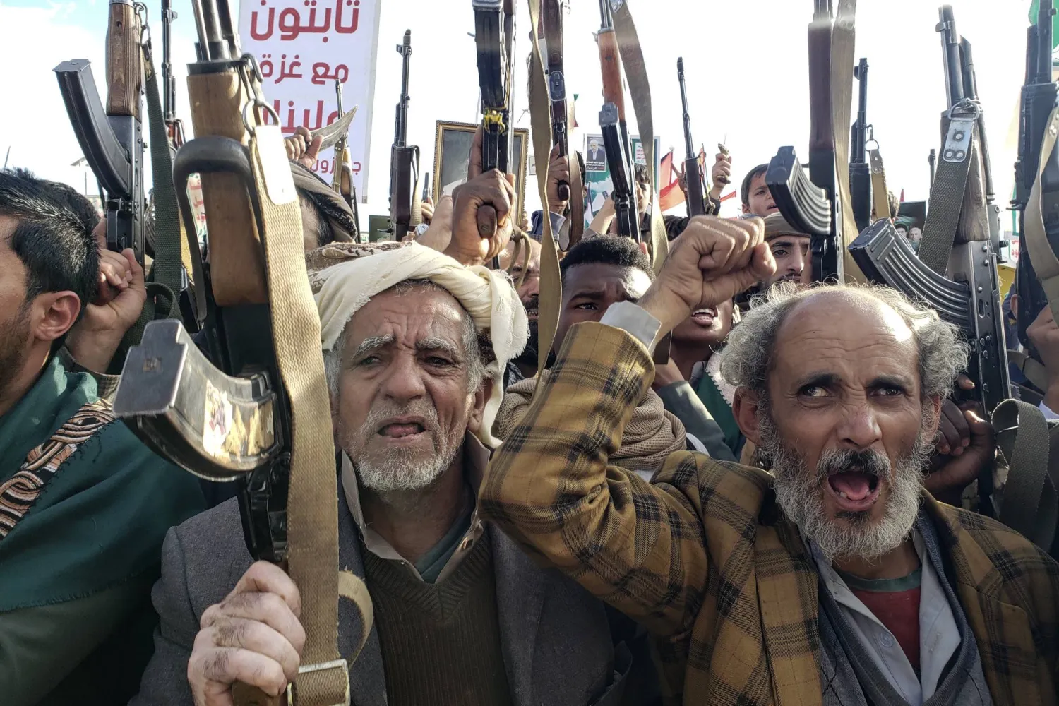 غياب العدالة وتجريف القضاء أديا إلى تنامي الصراعات القبلية في مناطق سيطرة الحوثيين (إ.ب.أ)