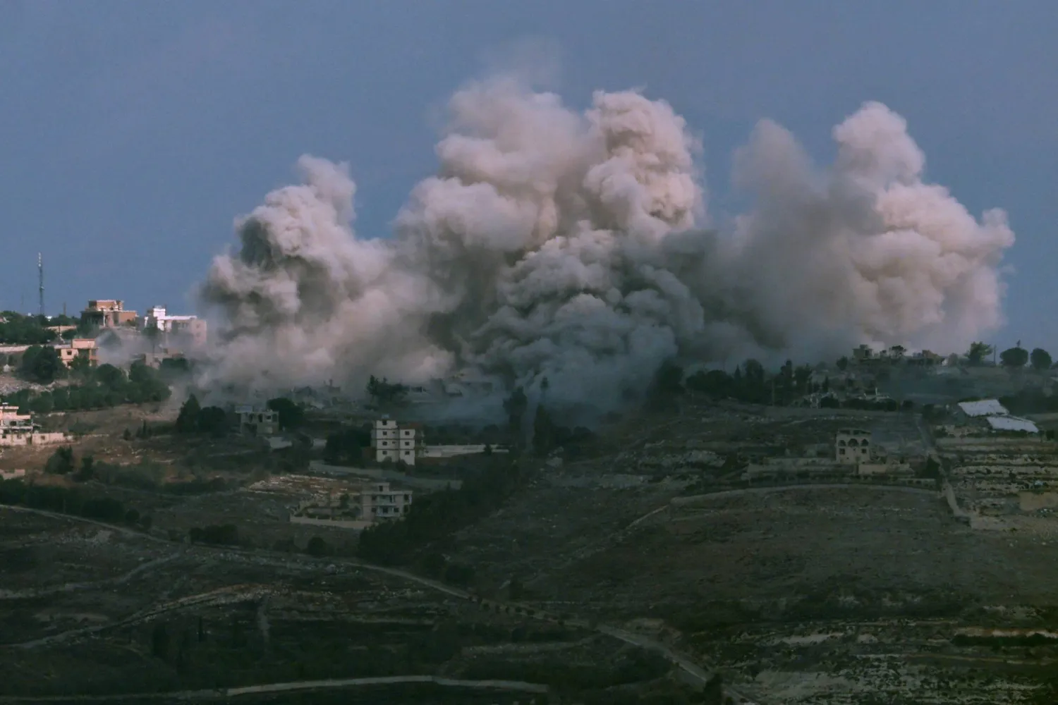 تصاعُد الأدخنة جراء الغارات الإسرائيلية على الجانب اللبناني (رويترز)