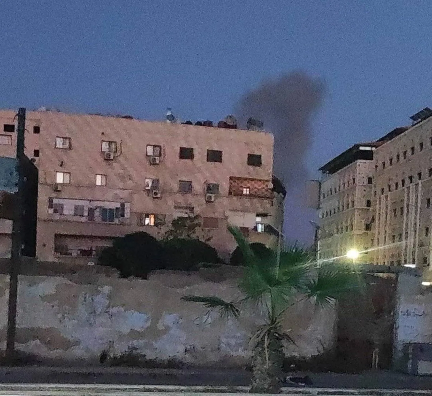 Seyyide Zeyneb bölgesi yakınlarındaki çiftlikleri hedef alan bir hava saldırısının ardından yükselen dumanlar