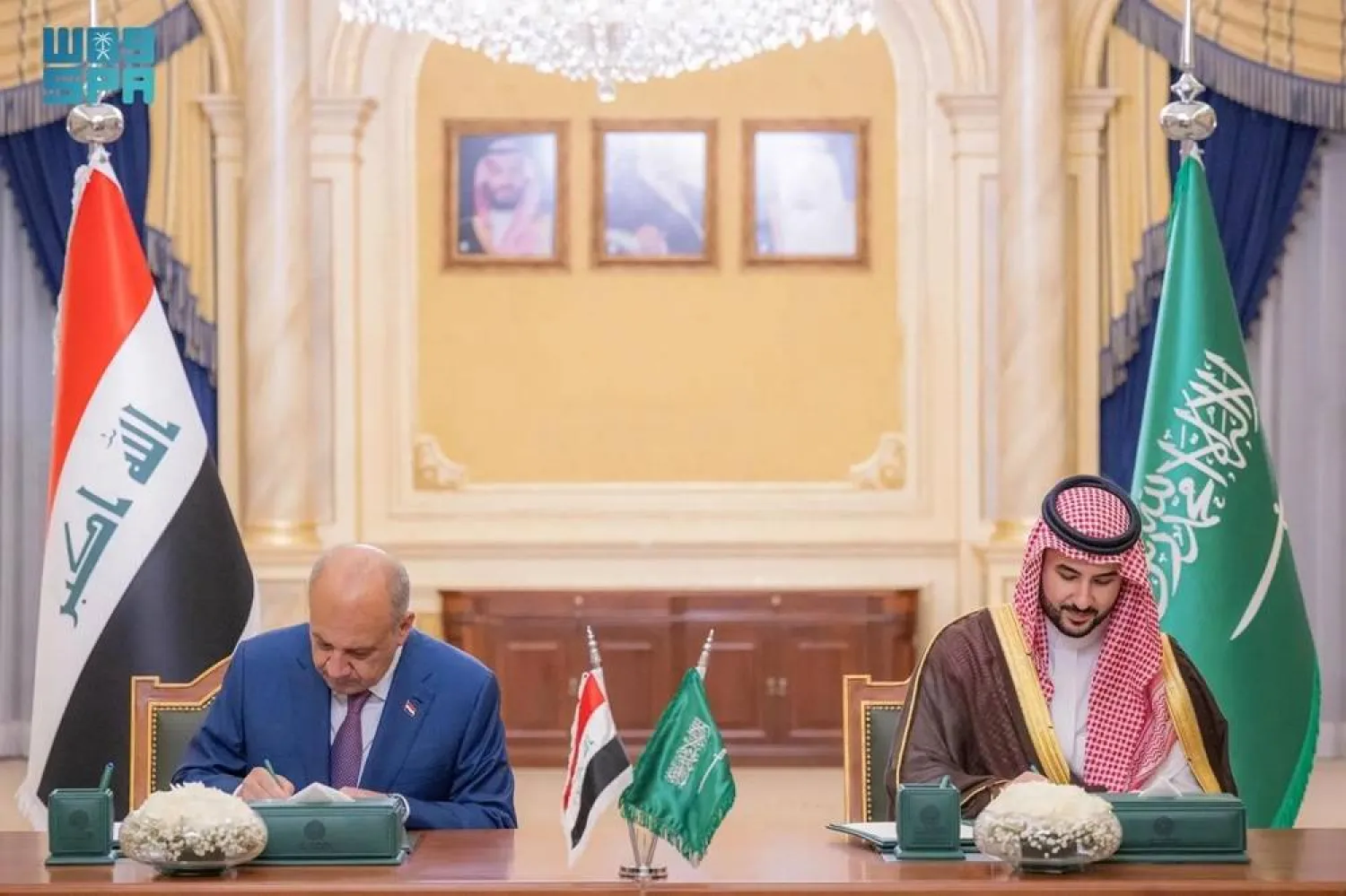 Saudi Minister of Defense Prince Khalid bin Salman bin Abdulaziz and his Iraqi counterpart Thabet Mohammed Al-Abbasi sign the MoU in Riyadh on Monday. (SPA)