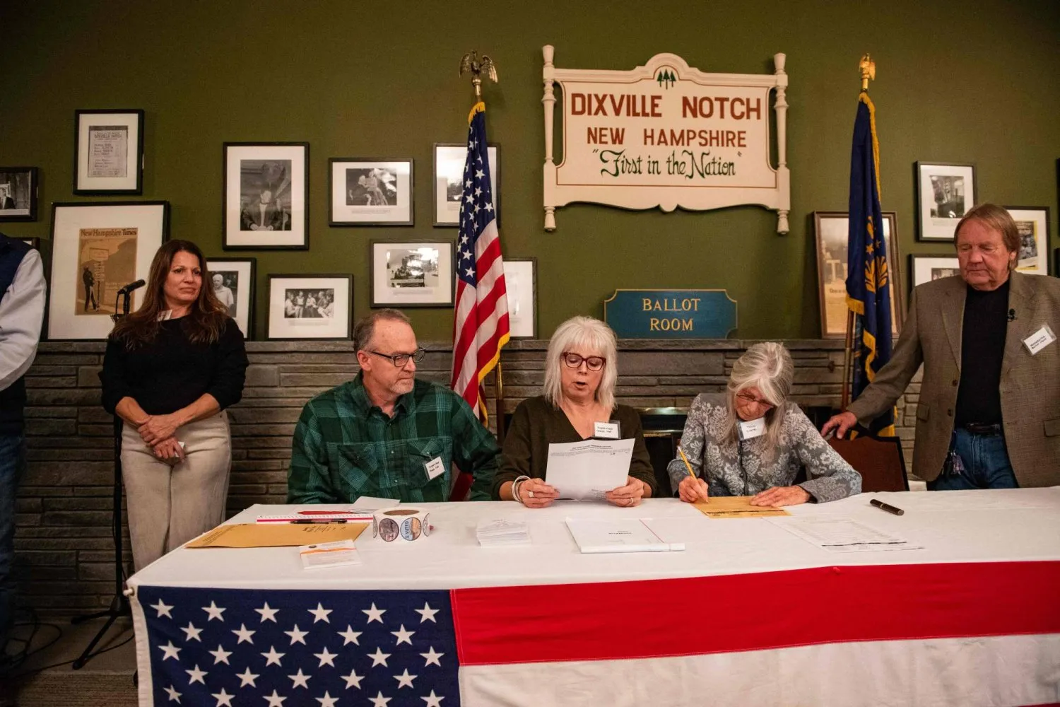 Dixville Notch'taki seçim yetkilileri sonuçları okudu (AFP)