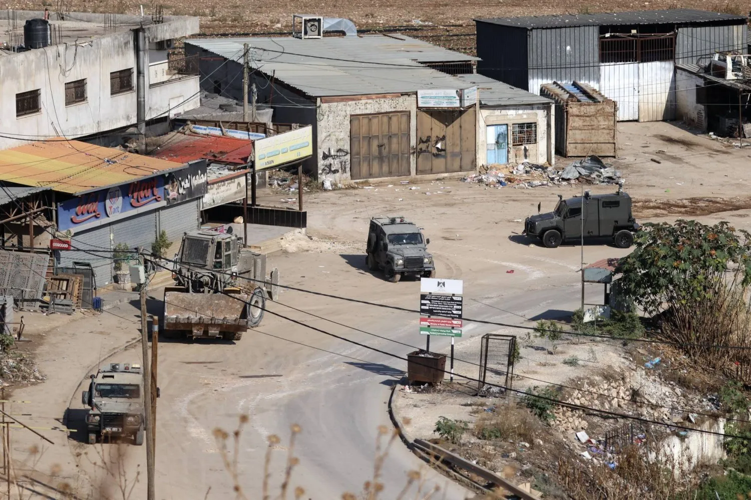 İsrail'in Batı Şeria'nın Tubas kenti yakınlarındaki el-Faria Mülteci Kampı’na düzenlediği operasyona katılan buldozer ve askeri araçlar (EPA)