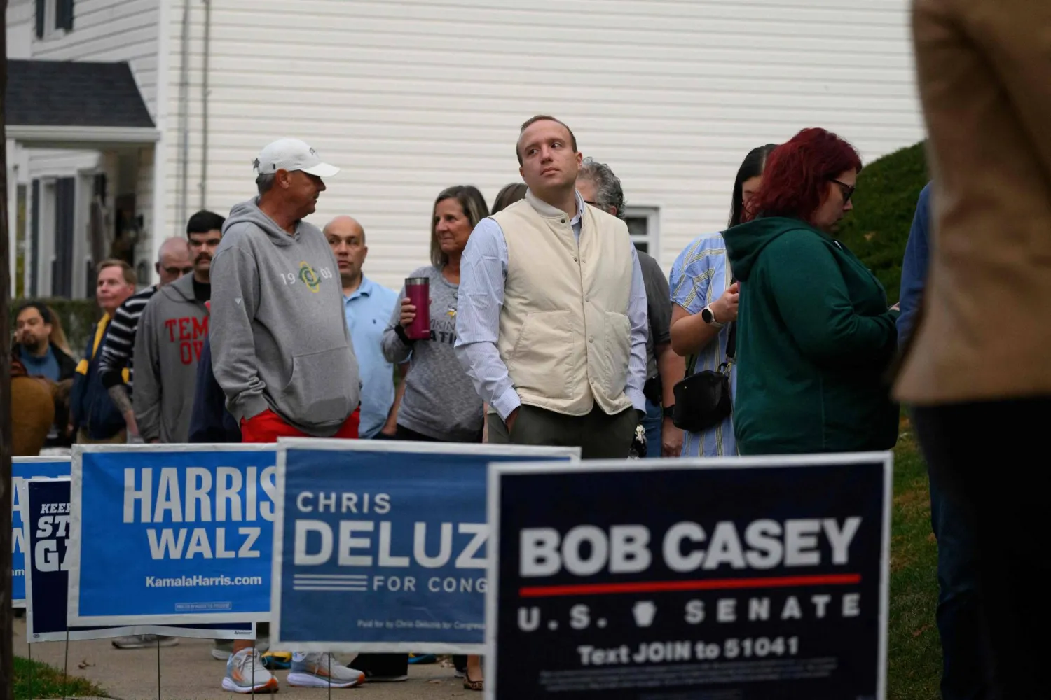 أميركيون ينتظرون في طوابير للإدلاء بأصواتهم ضمن الانتخابات الرئاسية في بنسلفانيا (أ.ف.ب)