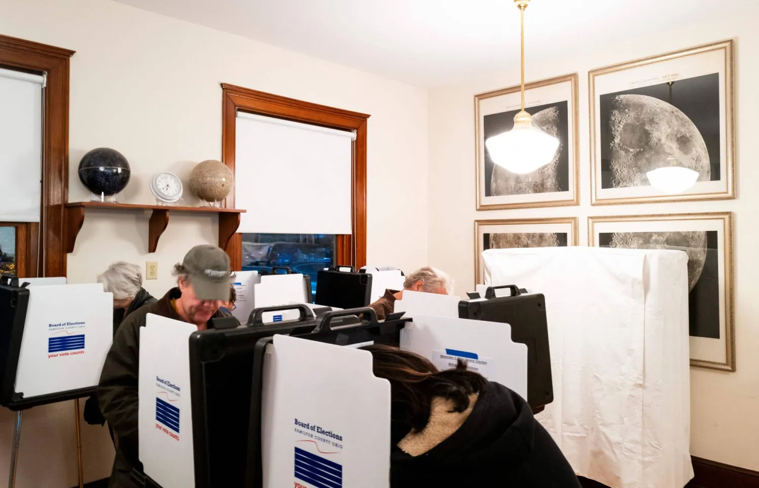 ناخبون يملأون بطاقات الاقتراع الخاصة بهم في مركز بولاية أوهايو (أ.ف.ب)