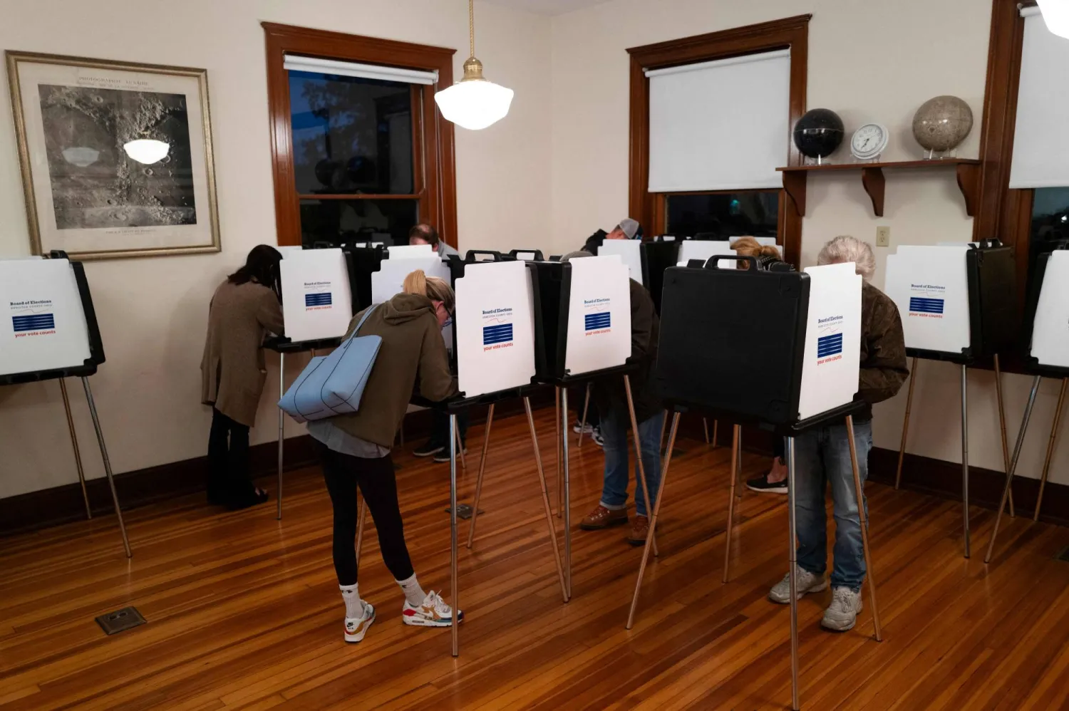 ناخبون يدلون بأصواتهم في مركز اقتراع بولاية أوهايو (أ.ف.ب)