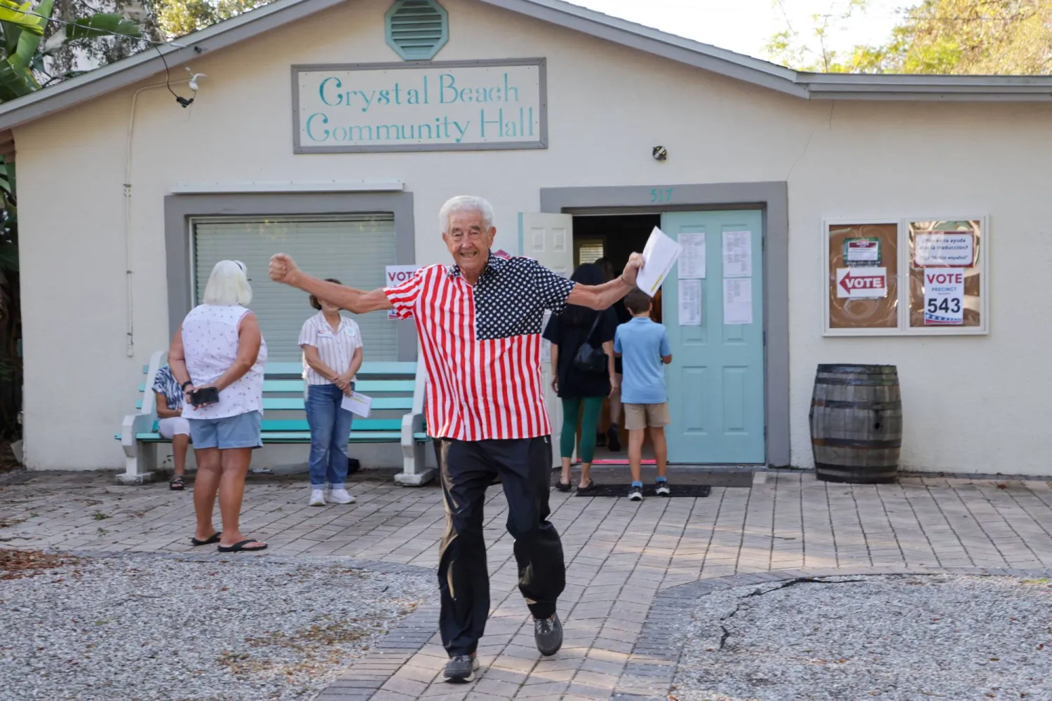 رجل يحتفل خارج مركز اقتراع بعد الإدلاء بصوته في الانتخابات الرئاسية الأميركية لعام 2024 (د.ب.أ)