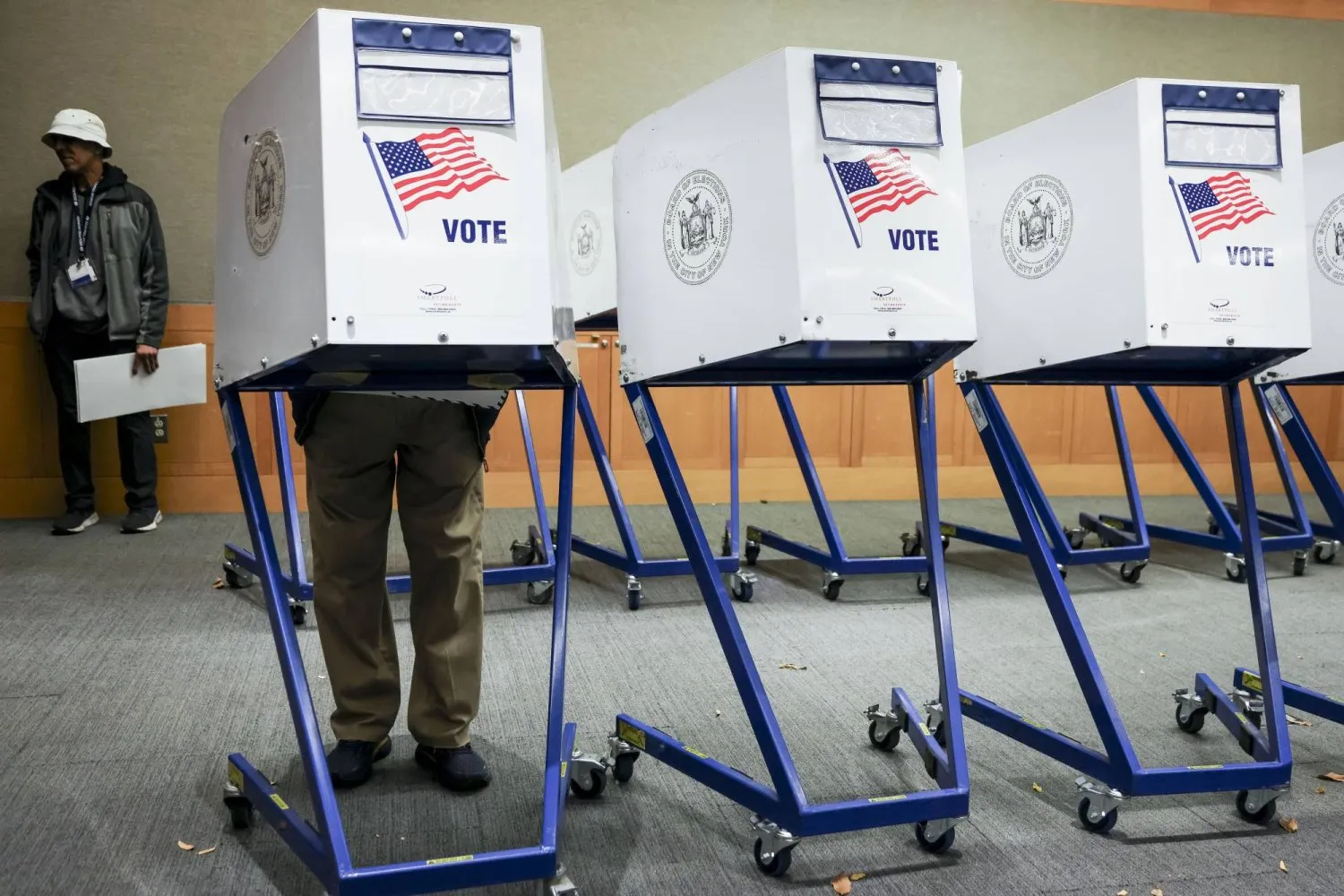 Seçmenler oylarını New York'taki Seçim Günü'nde kullandı (EPA)