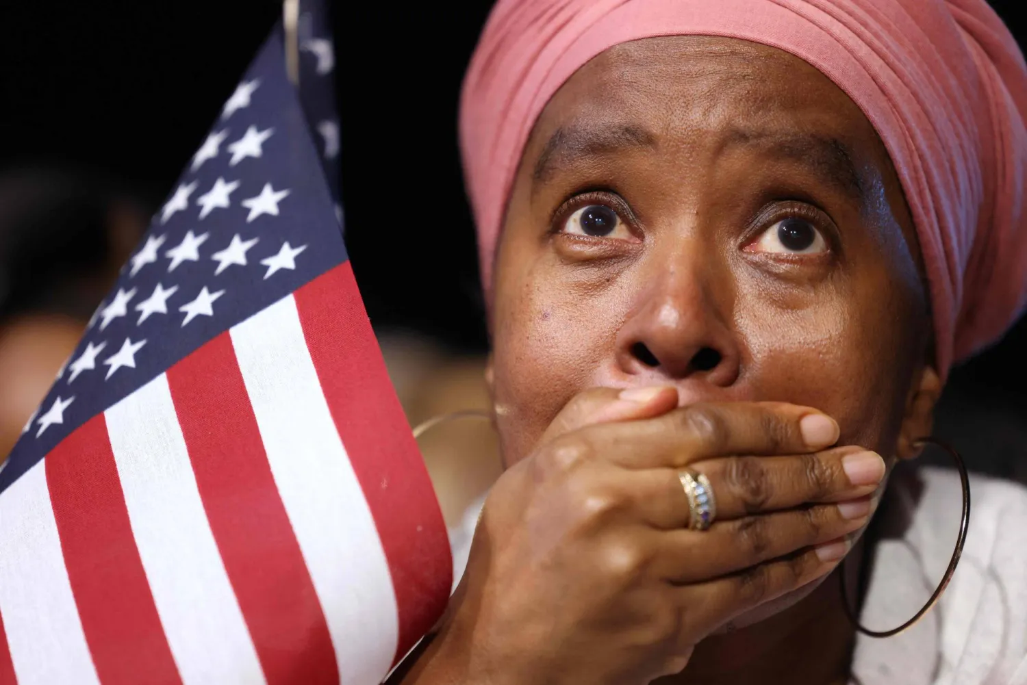 الصدمة على وجه إحدى مؤيدات نائبة الرئيس الأميركي والمرشحة الرئاسية الديمقراطية كامالا هاريس في العاصمة واشنطن (أ.ف.ب)