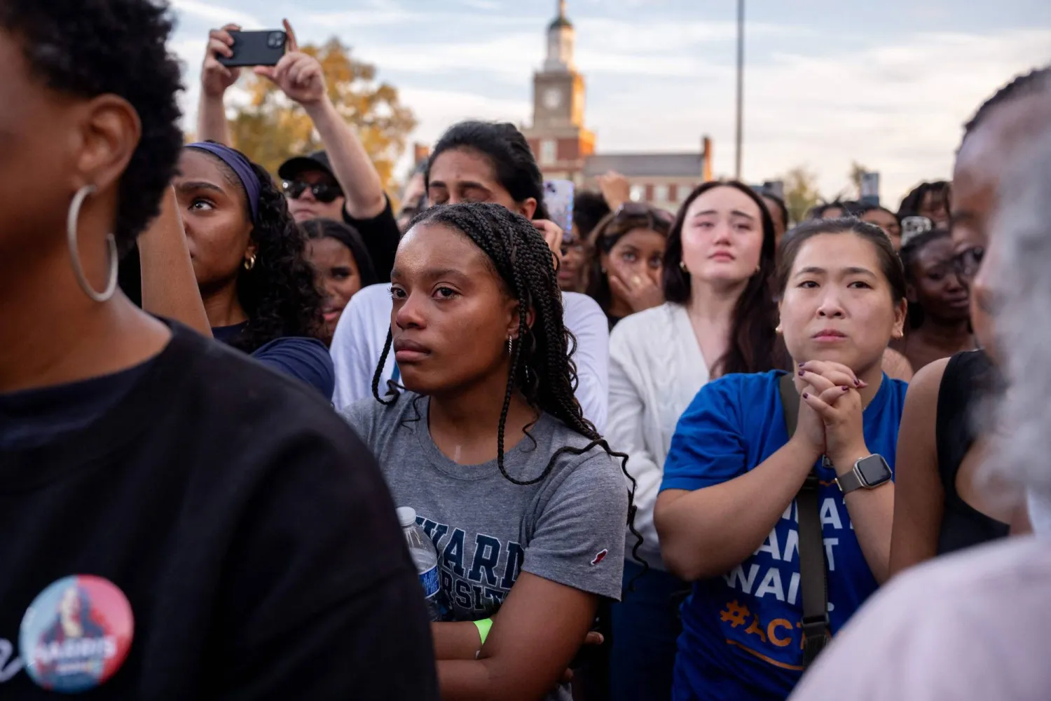 هاريس: في الوقت نفسه في بلدنا نحن مدينون بالولاء ليس لرئيس أو حزب ولكن لدستور الولايات المتحدة (أ.ف.ب)
