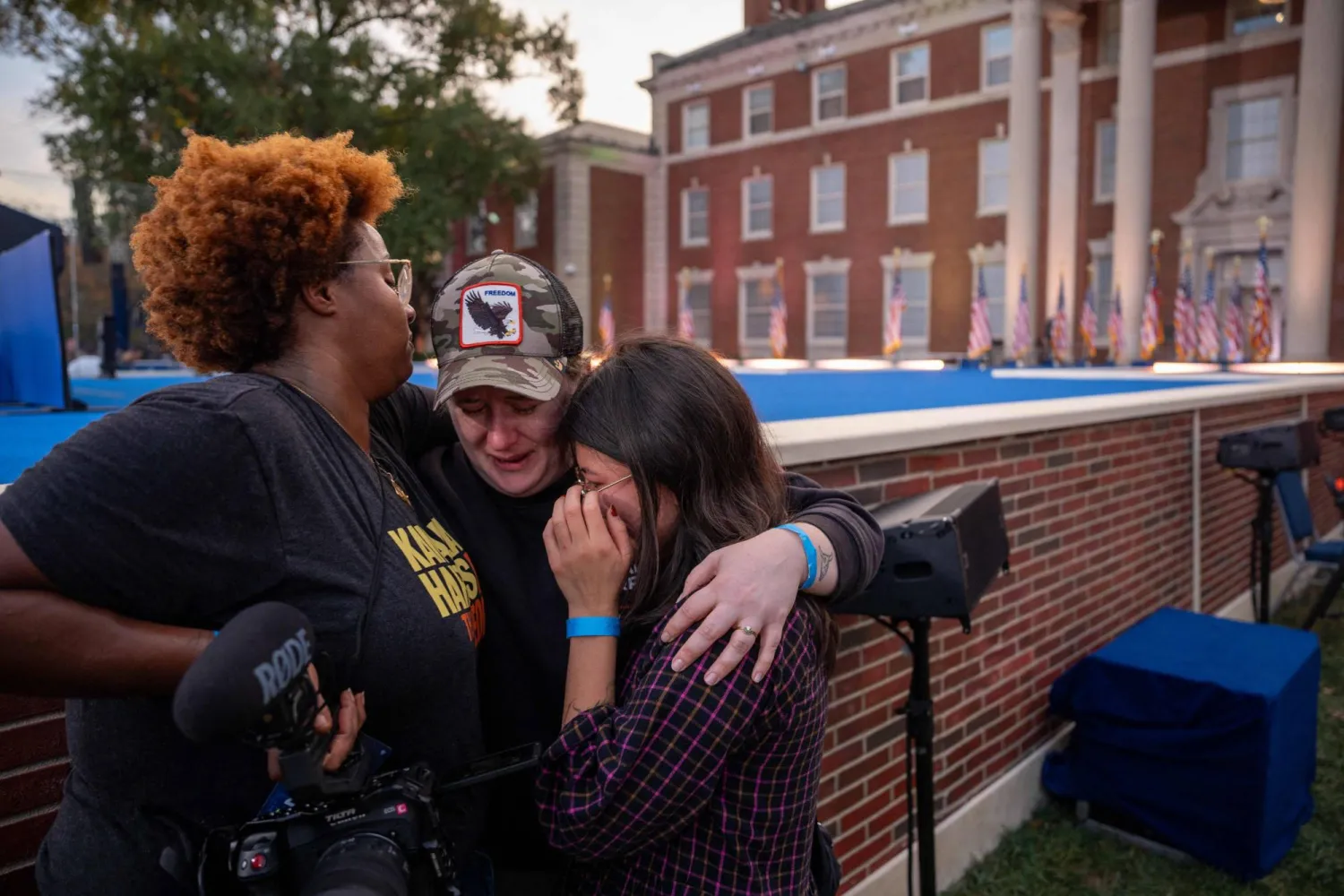 وحضّت هاريس مؤيديها على مواصلة الكفاح من أجل أفكارهم رغم خيبة أملهم المريرة بعد الفوز الكبير والحاسم لترمب (أ.ف.ب)