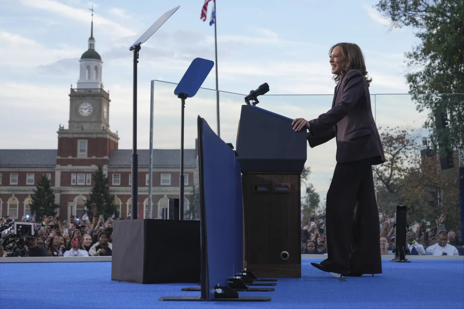 هاريس خلال خطابها في جامعة هاورد بواشنطن (أ.ب)