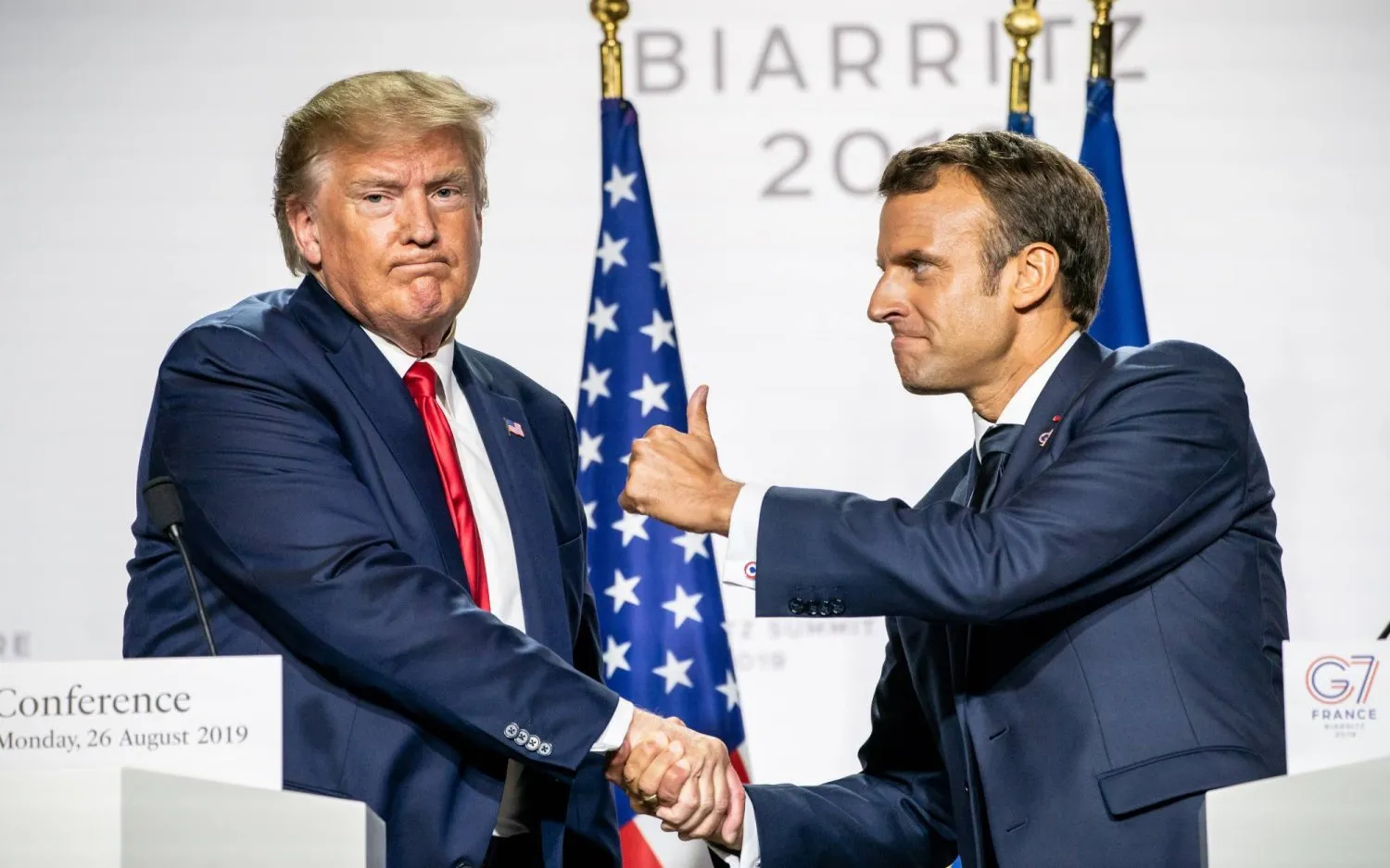 Fransa Cumhurbaşkanı Emmanuel Macron (sağda) ABD Başkanı Donald Trump ile el sıkışıyor, 2019. (DPA)