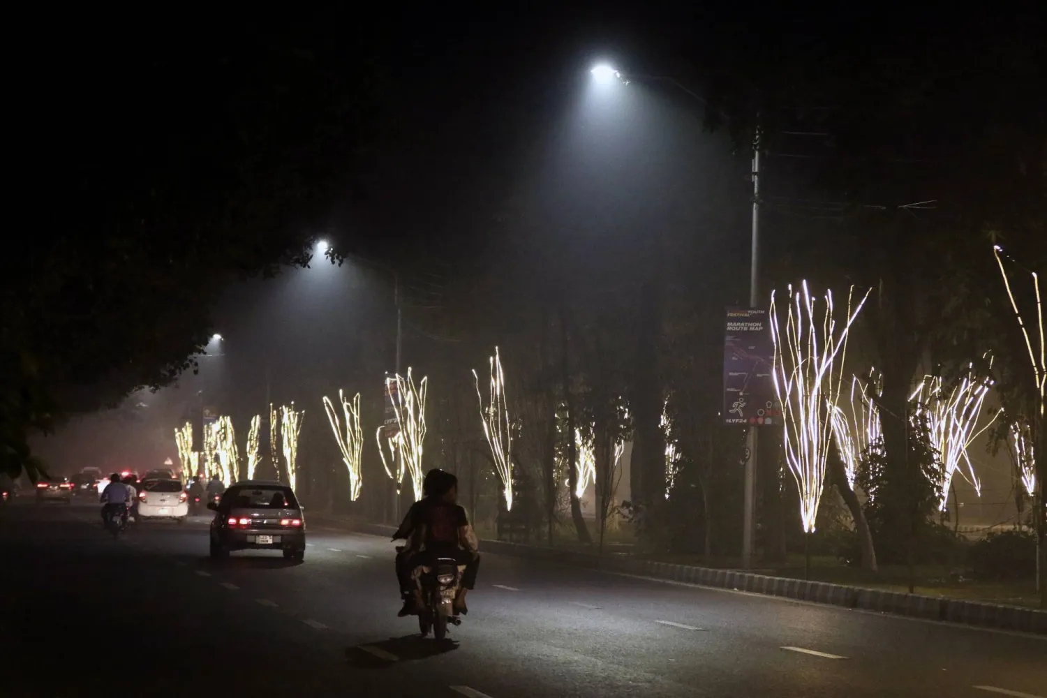 People drive amid smog in Lahore, Pakistan, 06 November 2024. EPA/RAHAT DAR