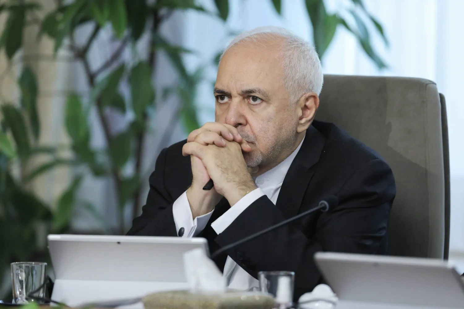 Zarif bir hükümet toplantısında (İran Cumhurbaşkanlığı)