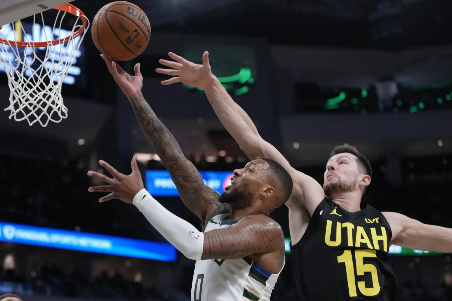 حقق ليلارد 4 رميات ثلاثية في طريقه لتسجيل أكثر من 30 نقطة للمباراة الثالثة توالياً (أ.ب)