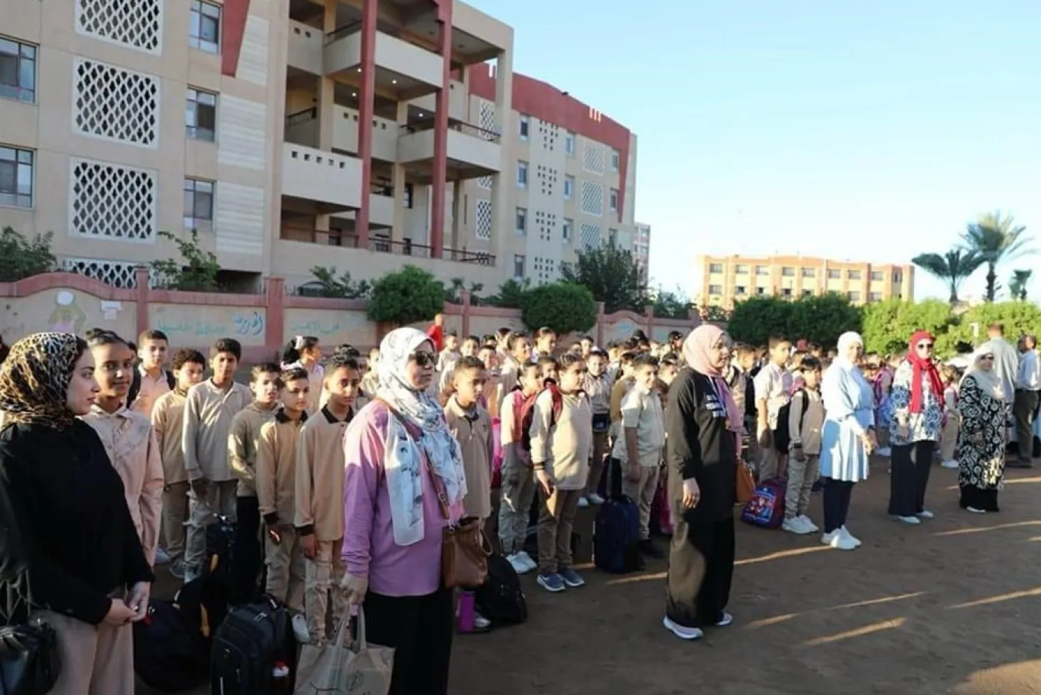 طلاب في طابور صباحي بإحدى المدارس المصرية (وزارة التربية والتعليم)