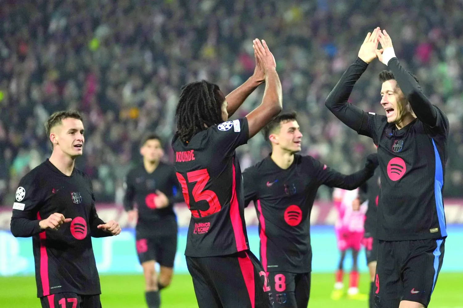 يلتقي برشلونة ريال سوسيداد منتشياً بفوزه على مضيفه سرفينا زفيداد الصربي 5 - 2 في دوري أبطال أوروبا (أ.ب)