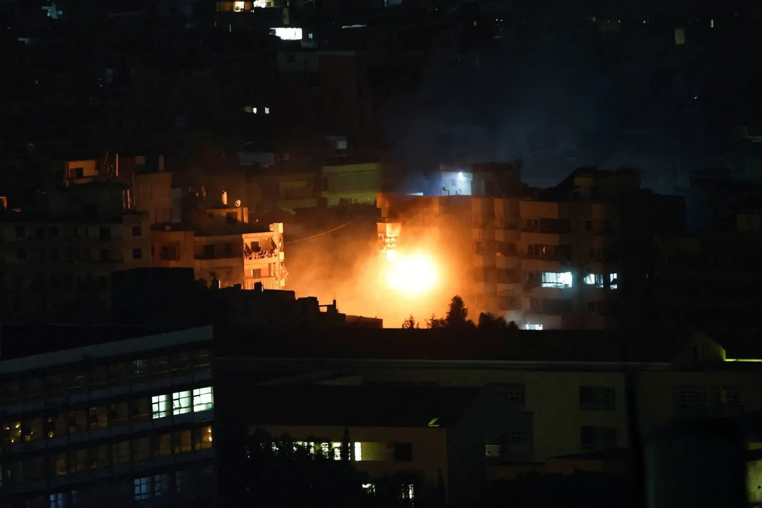 İsrail'in Beyrut'un güney banliyösünü bombalamasının ardından yangınlar çıktı (Reuters)