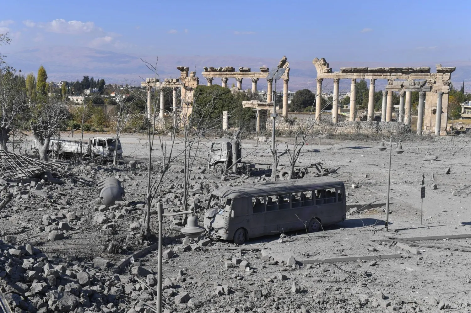  Bekaa Vadisi'ndeki Baalbek Kalesi yakınlarında bulunan el-Menşiye’de meydana gelen hasar. (EPA)