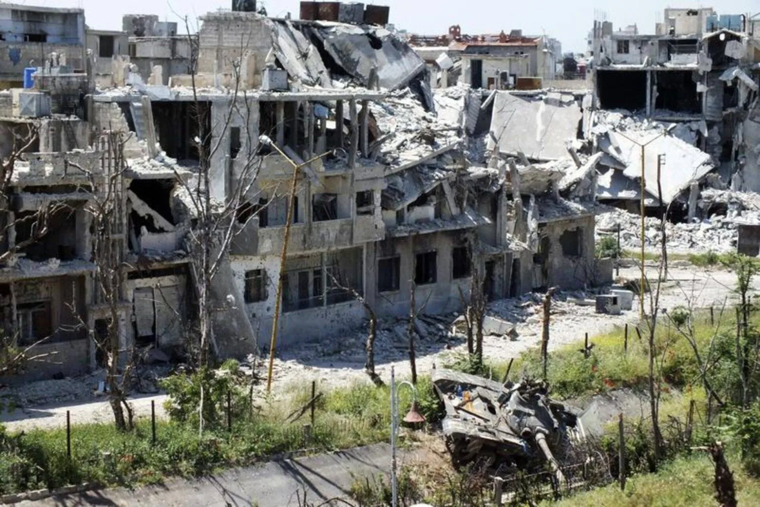 Suriye'nin Humus kentindeki savaş sonucu yıkılan binalar (Arşiv- Reuters)