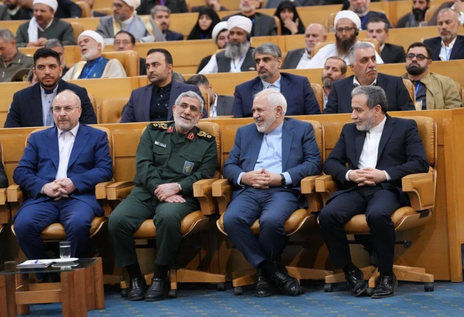 Zarif, Tahran'daki bir konferansta Dışişleri Bakanı Abbas Arakçi ve Kudüs Gücü Komutanı İsmail Kaani’nin arasında (İran Dışişleri Bakanlığı)