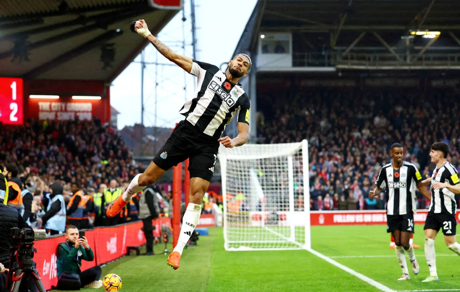 فرحة جويلاينتون مهاجم نيوكاسل بهدفه في مرمى نوتنغهام (رويترز)