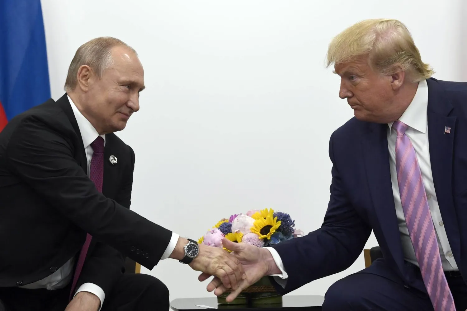 Rusya Devlet Başkanı Vladimir Putin ve Başkan Donald Trump Japonya'daki bir toplantı sırasında (AP)