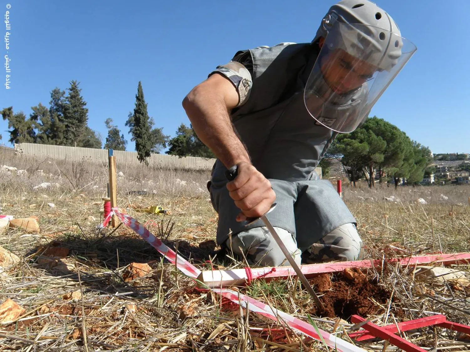 عسكري لبناني يعمل على إزالة لغم من الأرض (موقع الجيش اللبناني)