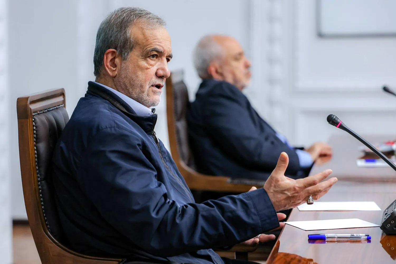 Pezeşkiyan başkanlığında, yanında Stratejik İşler Yardımcısı Muhammed Cevad Zarif ile yapılan toplantıdan ( İran Cumhurbaşkanlığı)