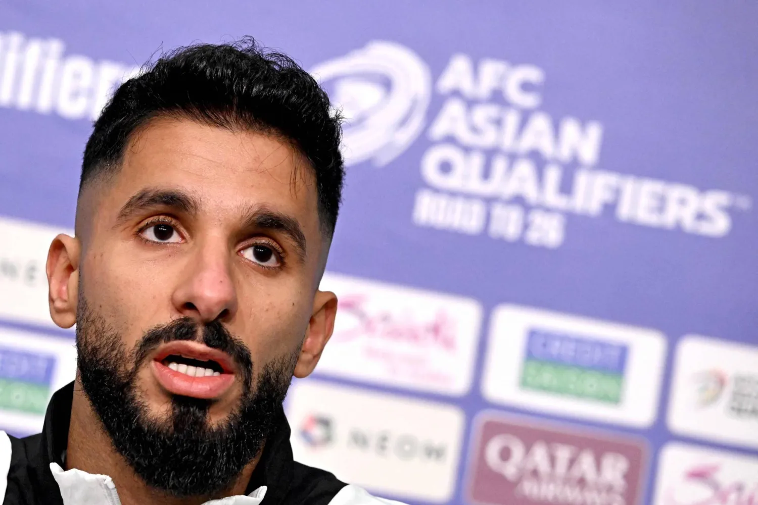 حضور مميز يسجله صالح الشهري بصورة مستمرة في المؤتمرات الصحافية (أ.ف.ب)