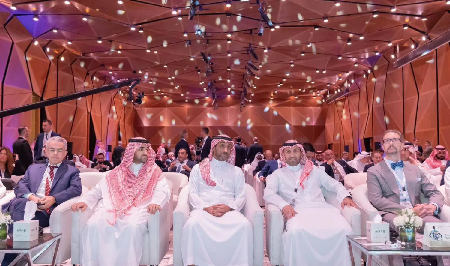 عبد العزيز المسعد وكيل وزارة الرياضة (وسط) وبندر الحميدني (يمين) خلال انطلاقة مؤتمر جمعية محامي كرة القدم (الشرق الأوسط)