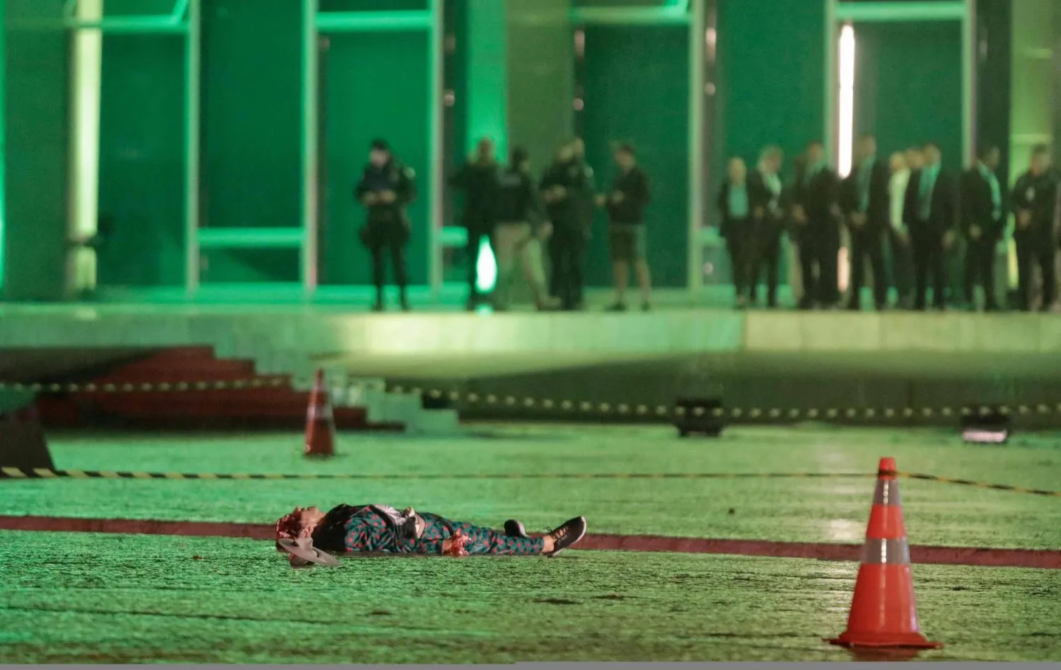 Avlu önünde meydana gelen iki patlamadan birinde hayatını kaybeden bir kişi (AFP)