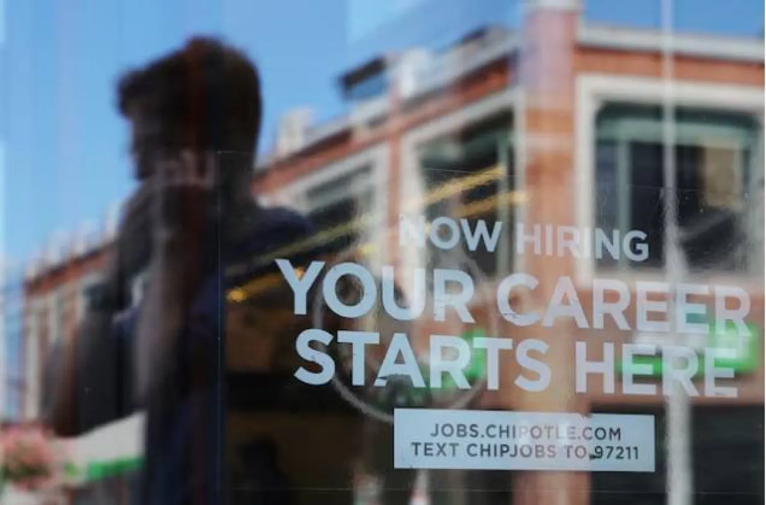 مطعم شيبوتل يبحث عن موظفين في ماساتشوستس (رويترز)