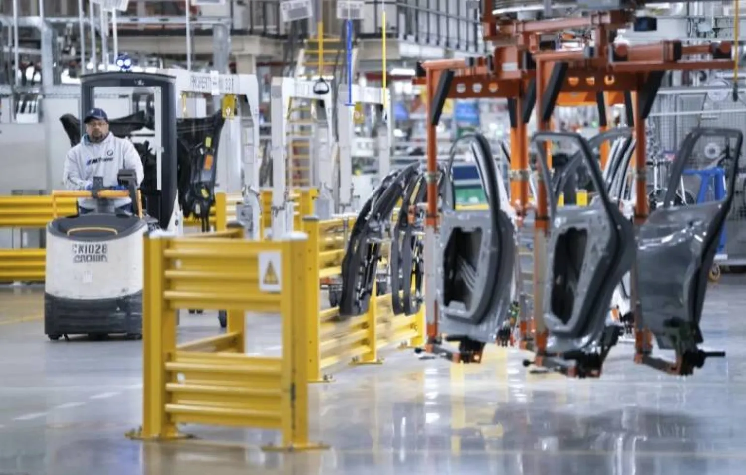 عامل يشغل آلة في مصنع «بي إم دبليو» في كارولاينا الجنوبية (أ.ب)