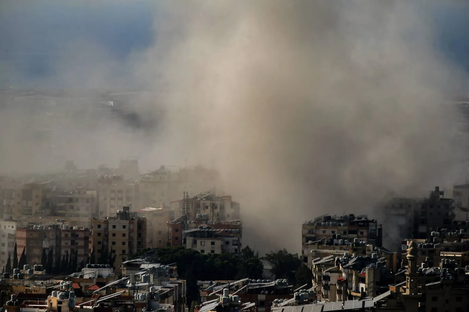 14 November 2024, Lebanon, Beirut: Smoke engulfs buildings from an Israeli strike on Beirut southern suburb. Photo: Marwan Naamani/ZUMA Press Wire/dpa