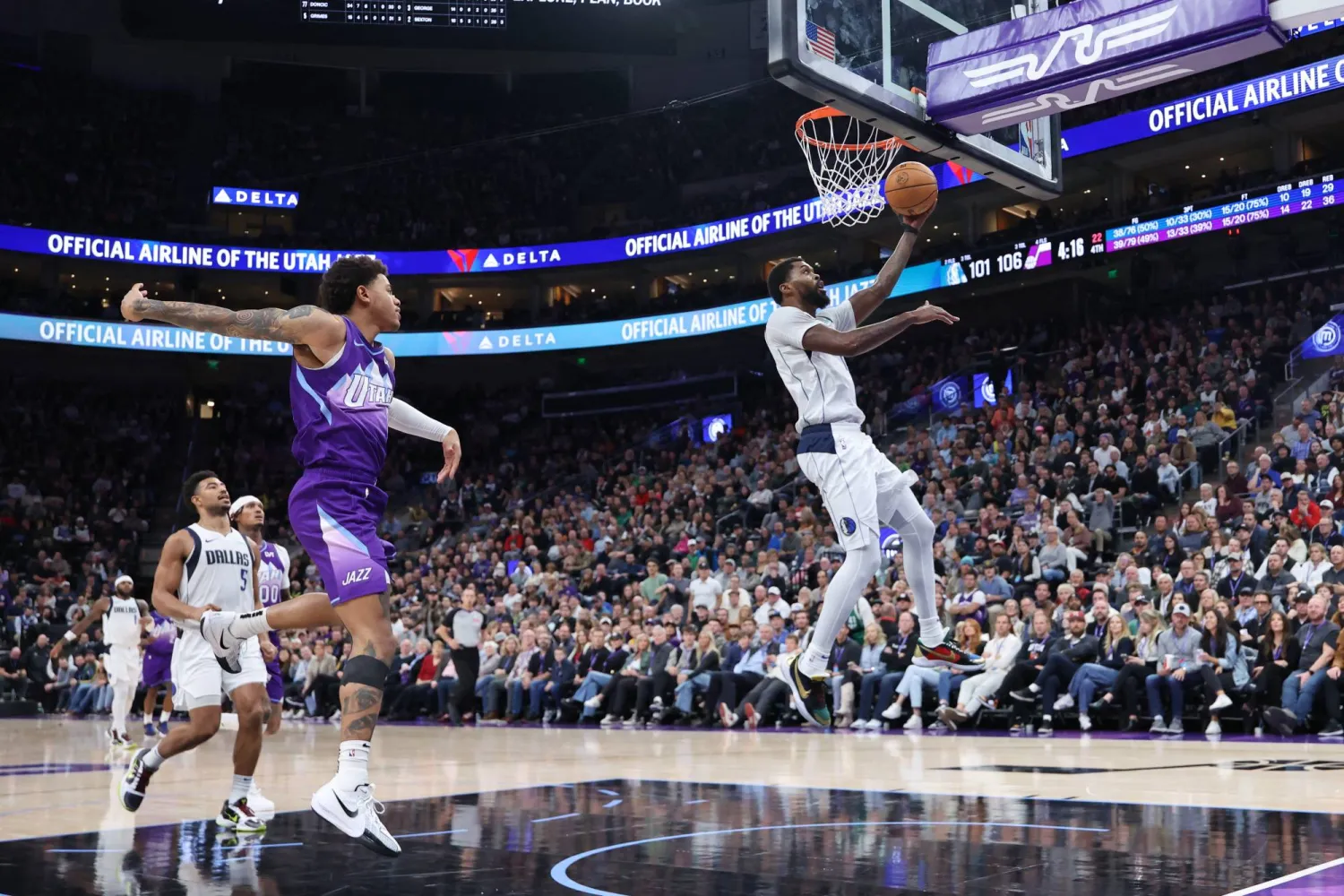 كان كولينز أفضل مسجّل ليوتا بـ28 نقطة (رويترز)