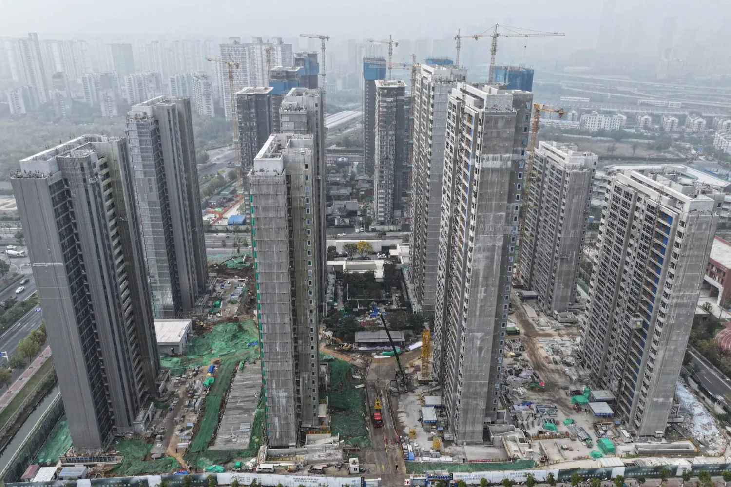 أبراج سكنية في مشروع تحت الإنشاء بمدينة نانجينغ شرق الصين (أ.ف.ب)