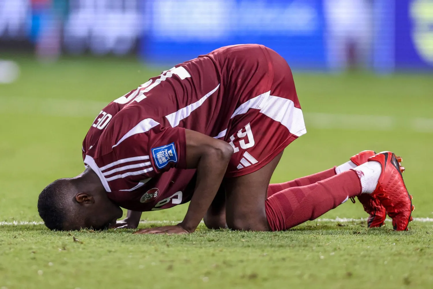 المعز علي مهاجم منتخب قطر يسجل مرتين في مرمى أوزبكستان (أ.ف.ب)