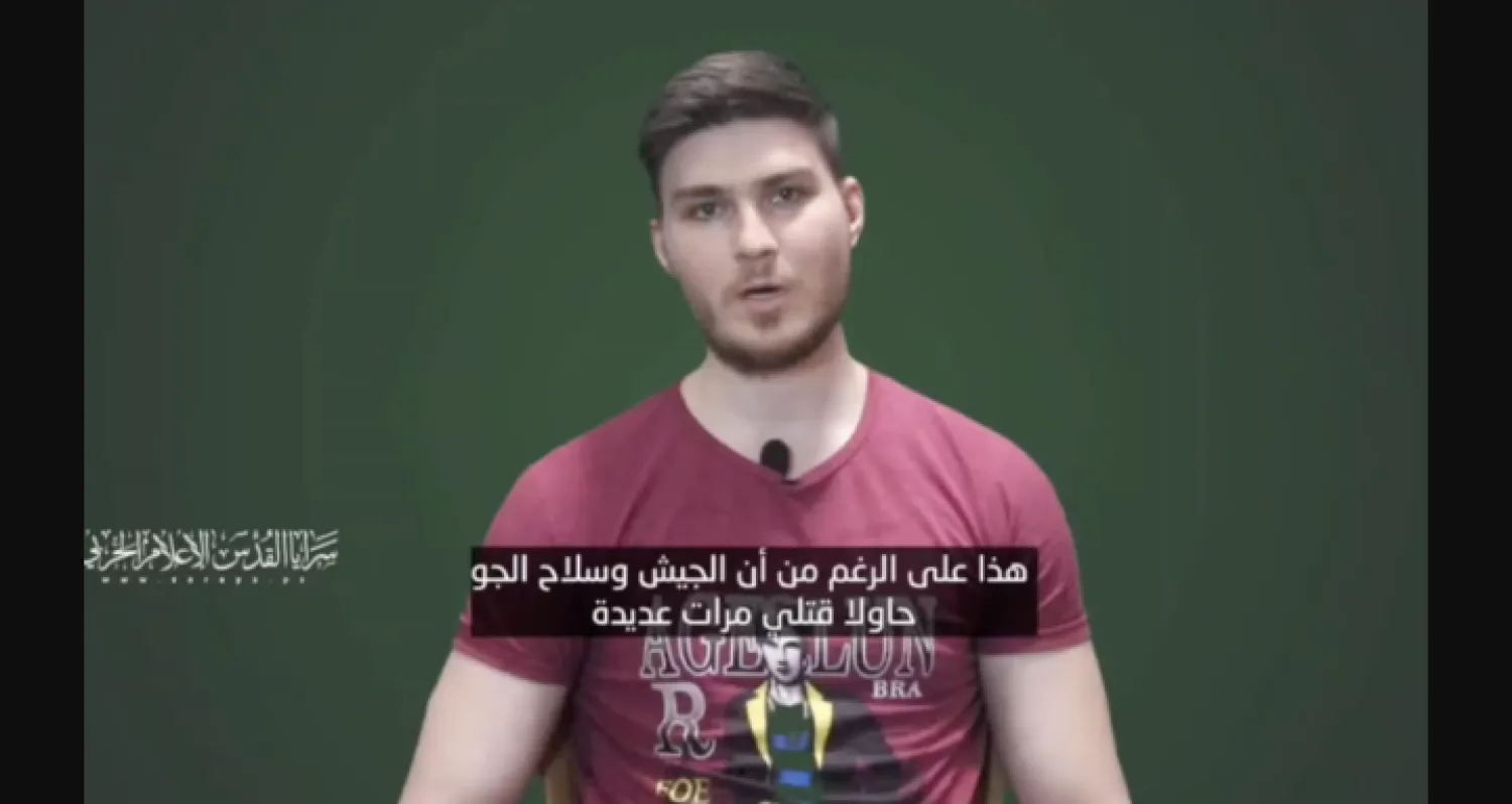 لقطة شاشة من فيديو تُظهر الرهينة الإسرائيلي ساشا تروبانوف (تايمز أوف إسرائيل)