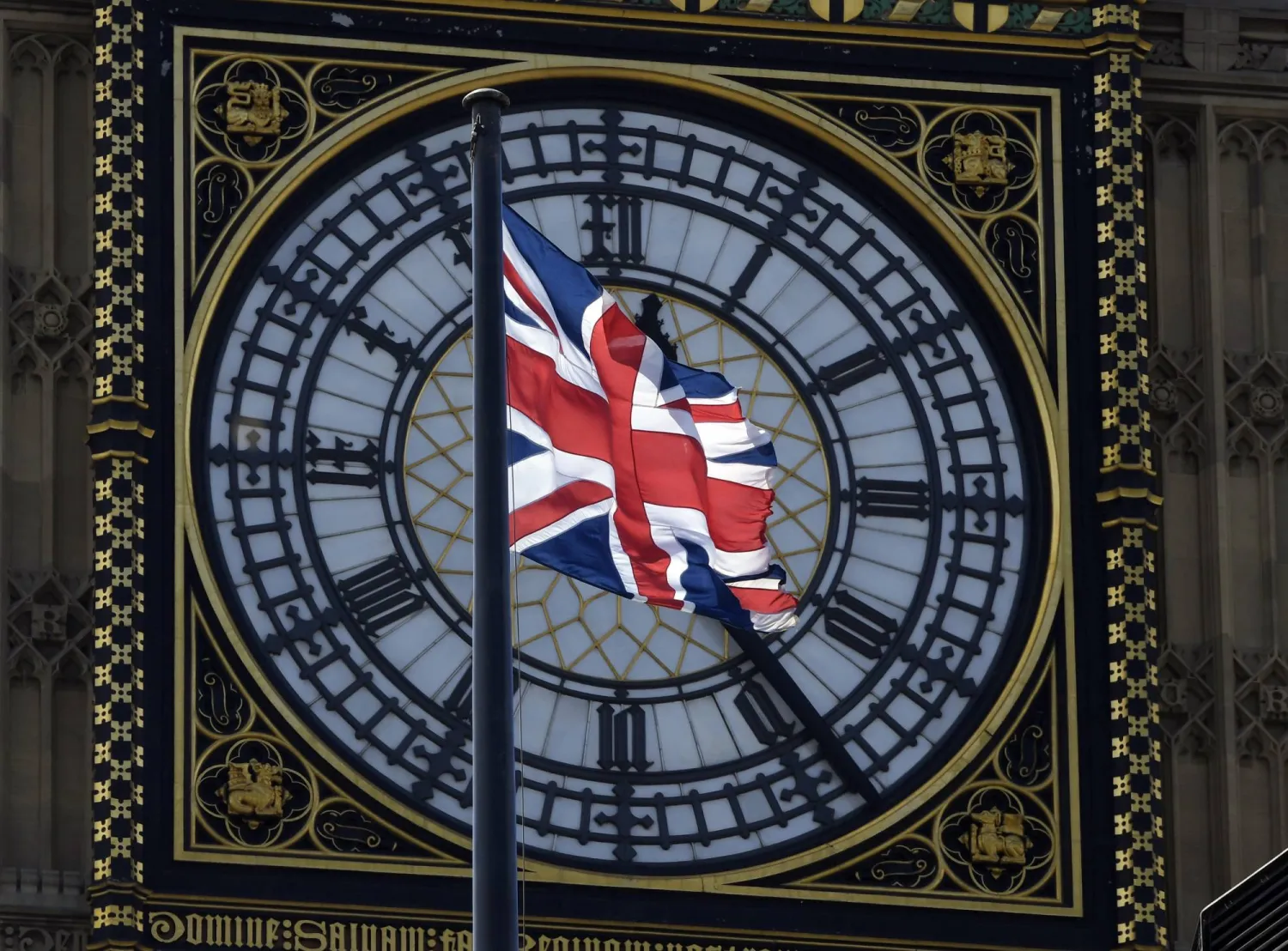 العلم البريطاني يرفرف أمام ساعة «بيغ بن» أعلى مبنى البرلمان في وسط لندن (رويترز)