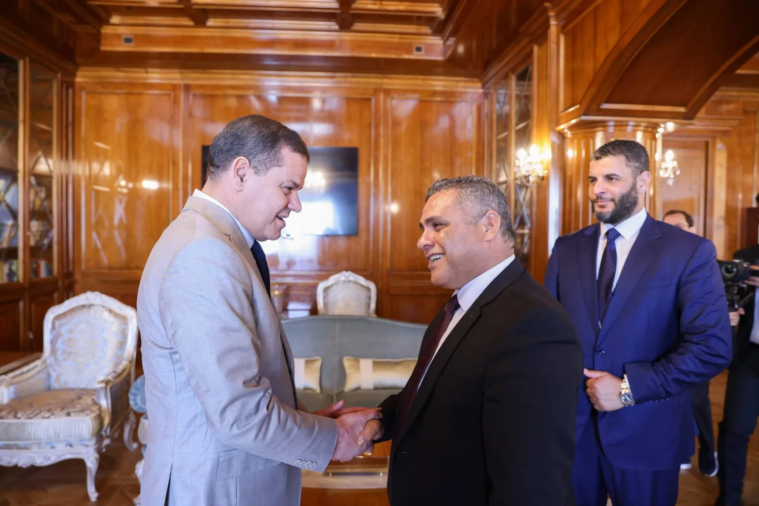 الدبيبة مستقبِلاً في لقاء سابق وزير الداخلية التونسي خالد النويري (الوحدة)