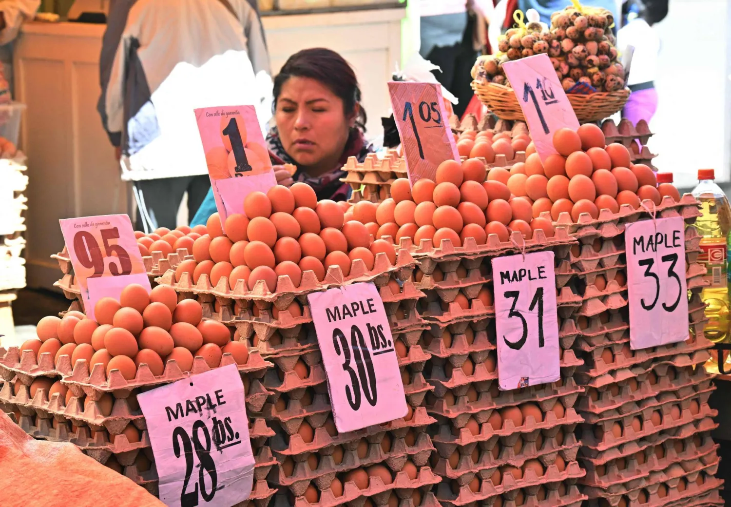 امرأة تبيع البيض في إحدى الأسواق في لاباز (أ.ف.ب)