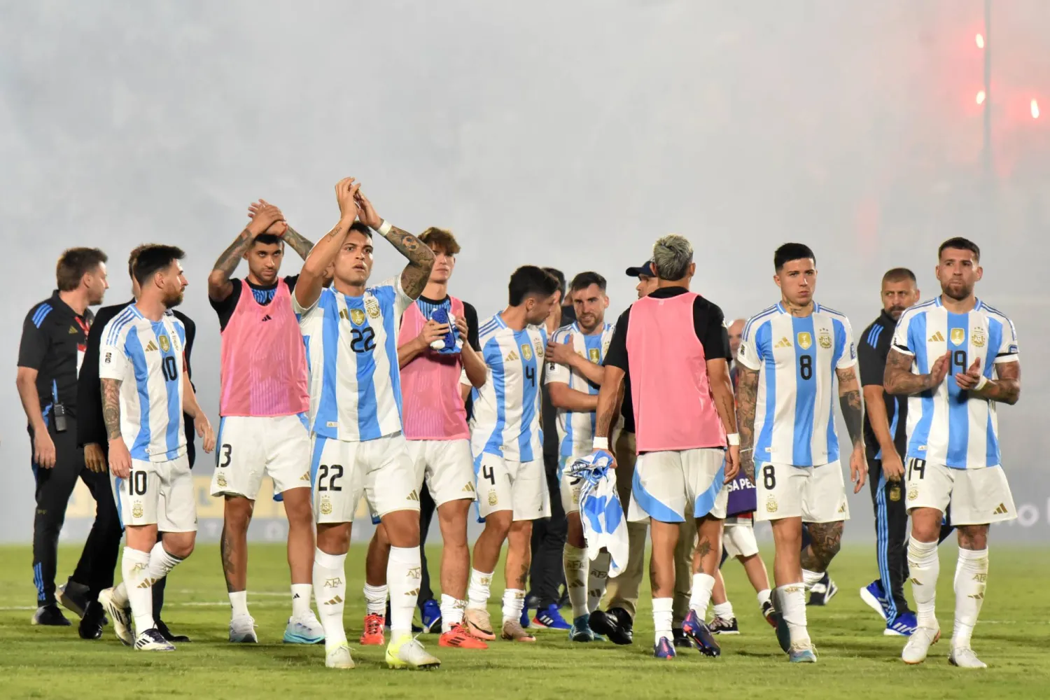 لاعبو المنتخب الأرجنتيني وأحزان الهزيمة أمام باراغواي (أ.ف.ب)