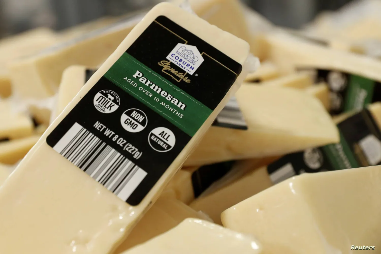 تسعى الحكومة المصرية إلى تخفيض فاتورة استيراد الجبن (رويترز)