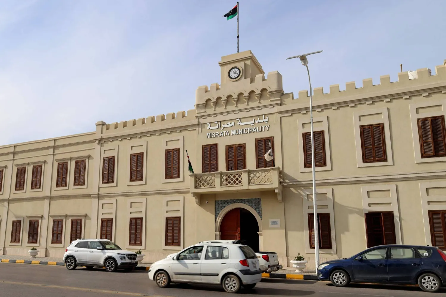 بلدية مصراتة التي يتنافس على إدارتها عدد من الناخبين (أ.ف.ب)