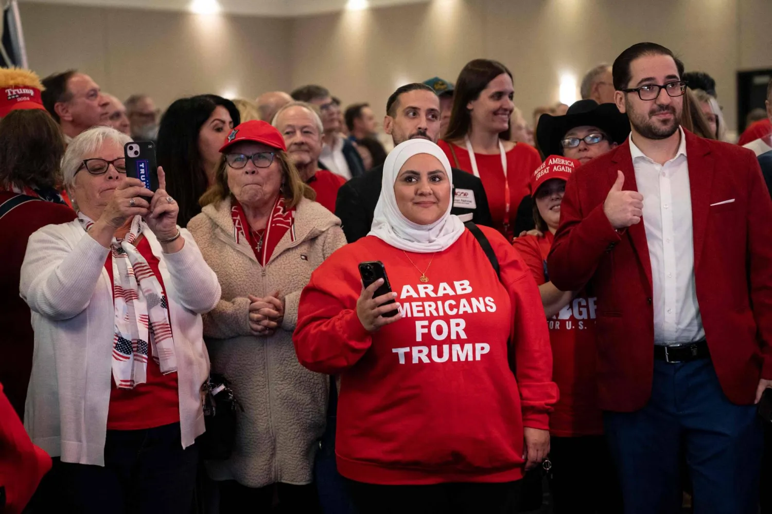 عرب أميركيون مؤيدون لترمب ينتظرون نتائج الانتخابات الأميركية في حفل ليلة الانتخابات للمرشح الجمهوري لمجلس الشيوخ الأميركي مايك روجرز في 5 نوفمبر 2024 بنوفي بولاية ميشيغان (أ.ف.ب)