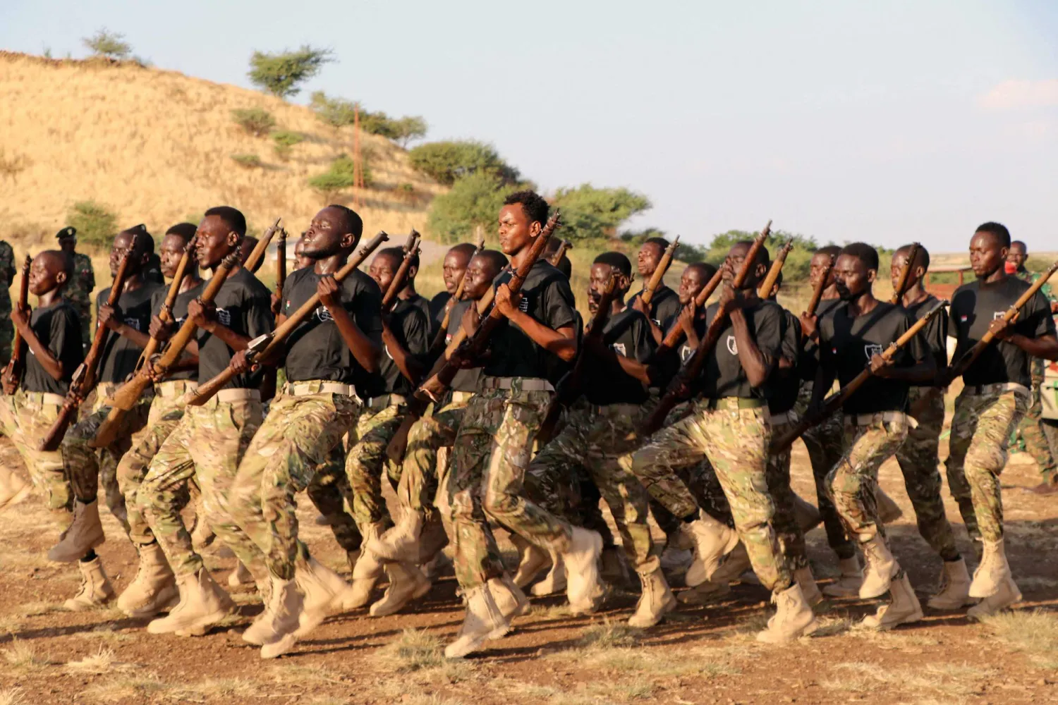 أعضاء جدد في القوات المسلحة السودانية يعرضون مهاراتهم خلال حفل تخرج في مدينة القضارف بشرق البلاد 5 نوفمبر (أ.ف.ب)