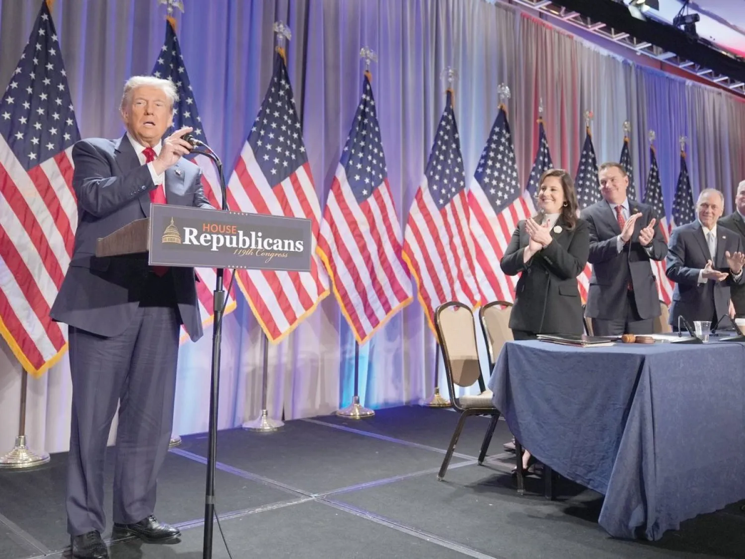 Başkan seçilen Donald Trump, Temsilciler Meclisi'nde Cumhuriyetçi Partililerle yaptığı toplantıda konuşuyor (AP)